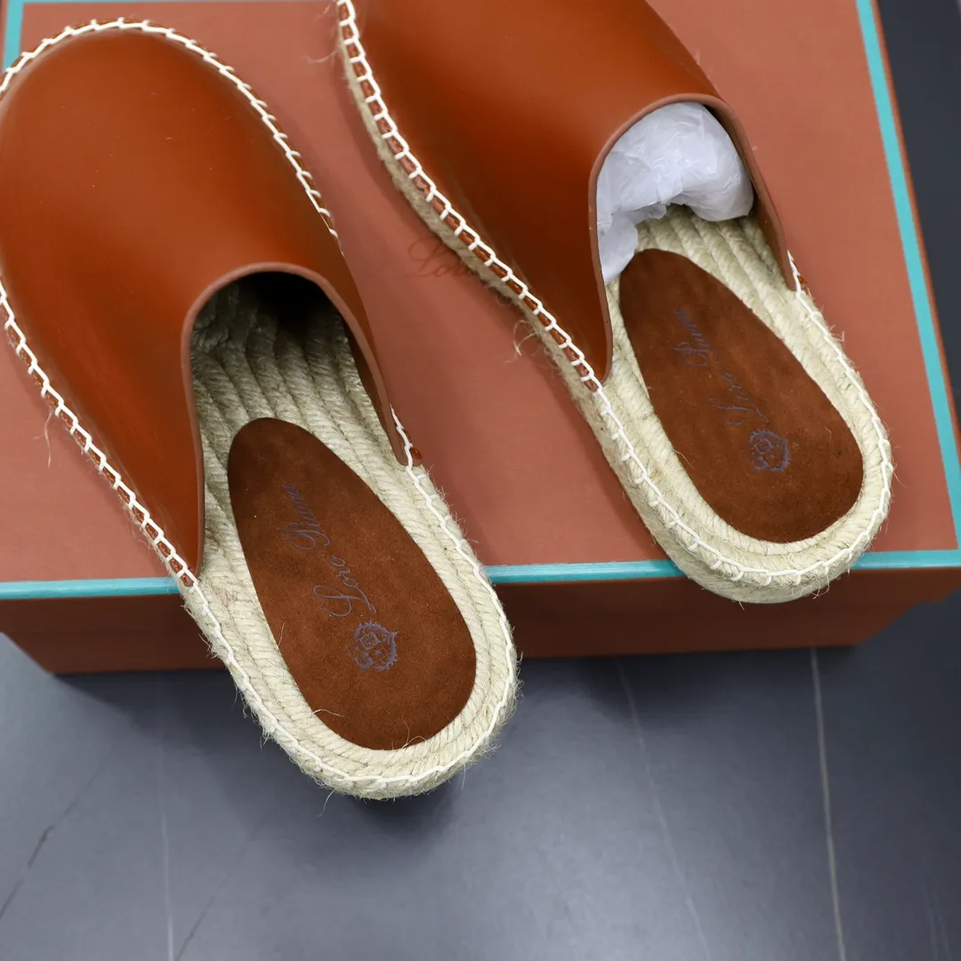 Men's Men's Shoes💰540💰Loro piana Naha Men's Slippers This fashionable sandal is crafted from smooth cow leather and has interlaced straps for a modern three-dimensional texture. Lightweight yet strong, smooth leather balances modern appeal with time-honored quality. Viewed from every angle, the embossed and polished appearance shows meticulous craftsmanship. Ergonomically cushioned insole, covered with nappa leather, with matching upper and natural polished sole. Cowhide upper + rubber outsole Size: 38-44 (customized for 45-46)